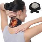 شخص يستخدم دعامة الرقبة أثناء العمل - دعامة الرقبة الحرارية